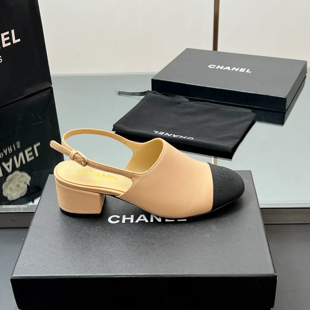 👟👟Ex-factory price 580👟👟 Top quality! Chanel Xiaoxiang 25C early spring new product, thick-heeled cap-toe sandals and back-strap single shoes. Grandma Xiang’s always elegant and ladylike temperament, full of high-end sense, very nice on the feet ~ French style, really beautiful to the top of my heart! An elegant and romantic fairy should be like this! The minimalist color scheme is deeply rooted in people's hearts~ It goes well with either skirts or casual wear! Whether worn barefoot or paired with skirts or trousers, it is very versatile! Incomparably beautiful! Special fairy ✔ Check out the details of my house and take real photos. Fabric: Sheepskin ➕ Grosgrain. Inner pads: all silk sheepskin. Outsole: cowhide outsole imported from Italy. Heel height: 4.5cm. Size: 35-39 (40/41 customized). Comes with counter 🇮🇹 authentic packaging.